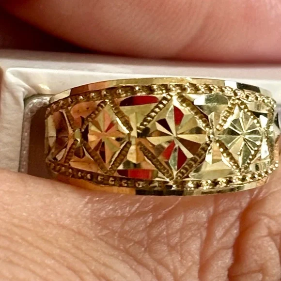 Solid 10k yellow gold diamond cut design ring - 3.8 grams - size 8.25